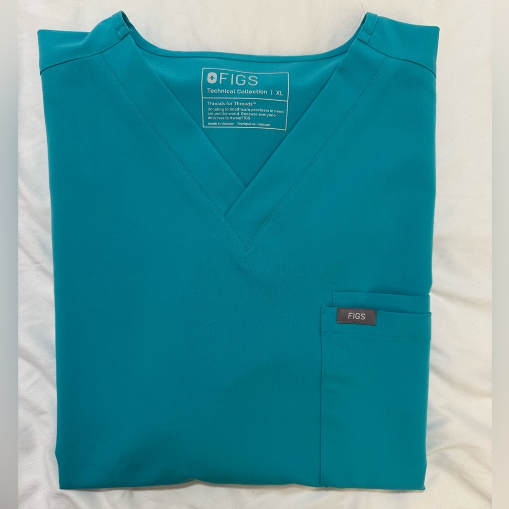 Mens Figs Cairo Cargo Scrub pants. Leon Three-pocket scrub top. Never been worn!